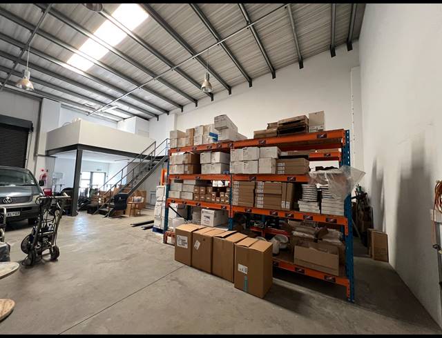180M² WAREHOUSE TO LET IN COSMO BUSINESS PARK